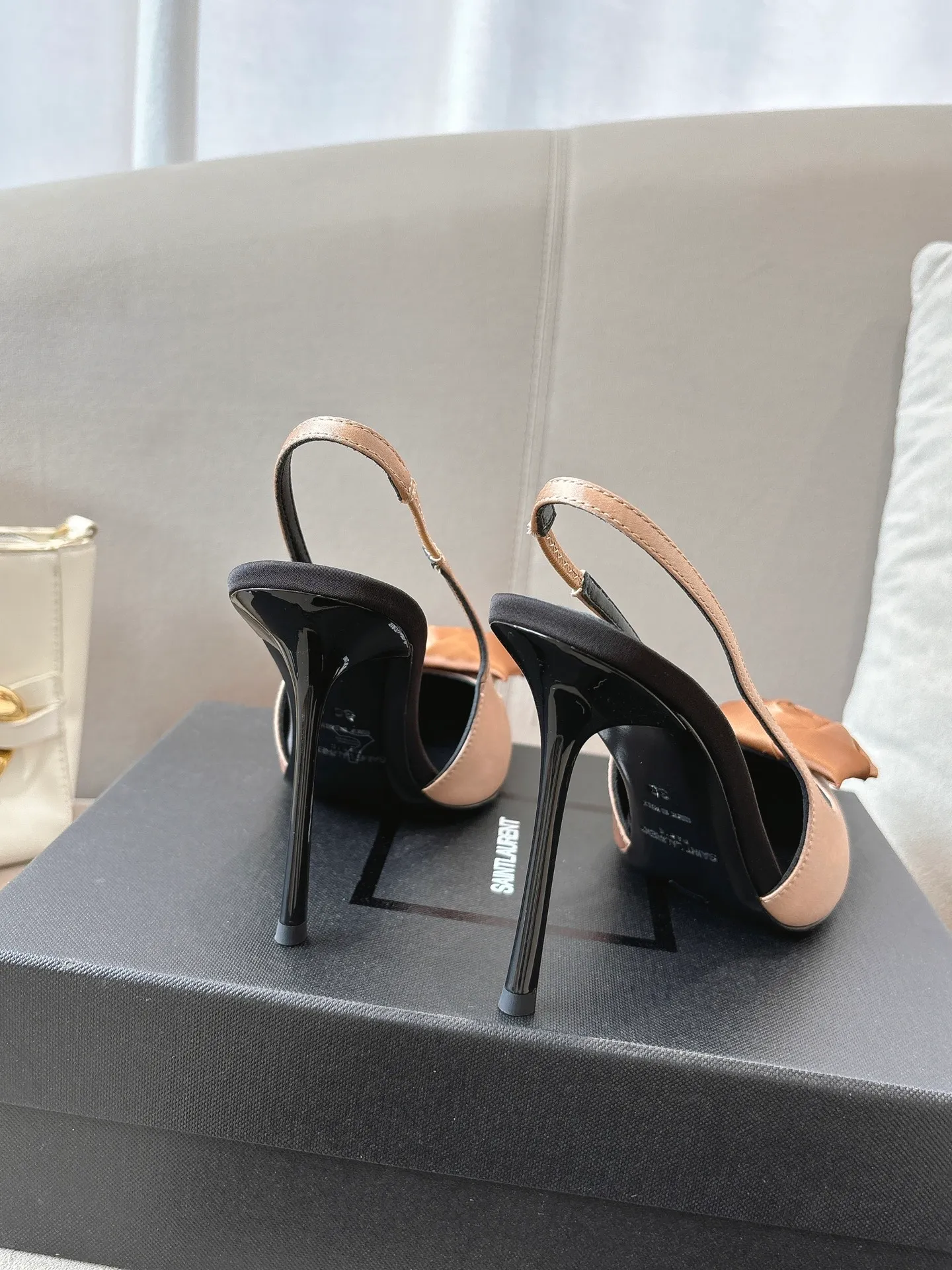 👟👟Ex-factory price 680👟👟 Saint Laurent ysl 25ss/autumn and winter ready-to-wear flower series catwalk style high heels. The toe and contrasting color design make the final effect quite impressive. The different colors are also very beautiful. Straight heels, curved heels, with flowers, and without flowers can be selected. Only YSL understands women’s hearts best and does not accept refutation. It is a super invincible feminine artifact, a must-have for women (z-brand full-body customization, own molded hardware accessories, perfect consistency) ✔ Upper: imported cow patent leather ✔ Inner lining: imported 🐑 goat leather ✔ Sole: imported genuine leather outsole ✔ Heel height: 10.5cm ✔ Size: 36-39 (40, 41, 42 can be customized and non-returnable) Flower style (full set of packaging)